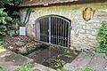 Wasserzufuhr wieder in Ordnung: Im Martinsbrunnen im Veitshöchheimer Altort steht das Wasser nach einer längeren Durststrecke wieder bis zu den Brunnenstufen.