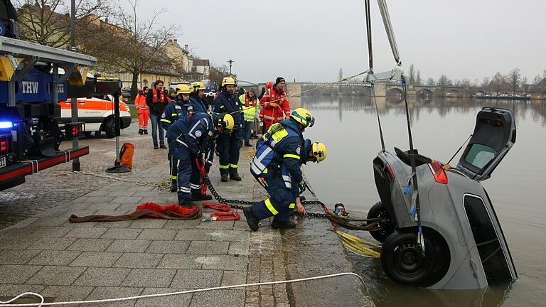 Feuerwehr, THW und Wasserwacht arbeiten Hand in Hand, um den im Main versunkenen Passat zu bergen. Feuerwehr, THW und Wasserwacht arbeiten Hand in Hand, um den im Main versunkenen Passat zu bergen.