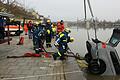 Feuerwehr, THW und  Wasserwacht arbeiten Hand in Hand, um den im Main versunkenen Passat zu bergen.