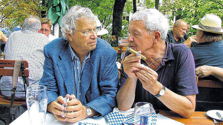 &bdquo;Genießen heißt eben sich aufhalten&ldquo;: Gerhard Polt und Eckhard Henscheid im Biergarten des Münchner Augustinerkellers.