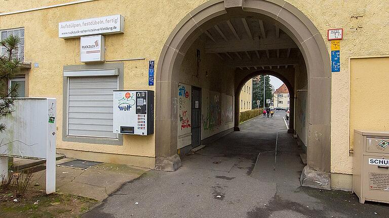 Im Musikerviertel gab es an jeder Ecke und vor allem in der Richard-Wagner-Straße und in der Ignaz-Schön-Straße Geschäfte, die die Anwohner mit dem täglichen Bedarf versorgten. Im Musikerviertel gab es an jeder Ecke und vor allem in der Richard-Wagner-Straße und in der Ignaz-Schön-Straße Geschäfte, die die Anwohner mit dem täglichen Bedarf versorgten.