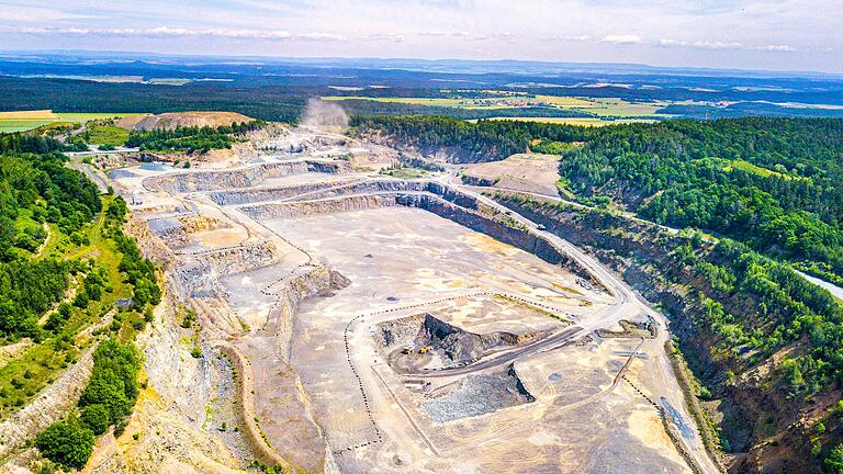 In der Nähe des Zeilbergs bei Maroldsweisach (im Bild der dortige Steinbruch, 2021) ist der Bau einer Photovoltaik-Freiflächenanlage geplant. Gegen dieses Vorhaben richtet sich ein Bürgerbegehren.