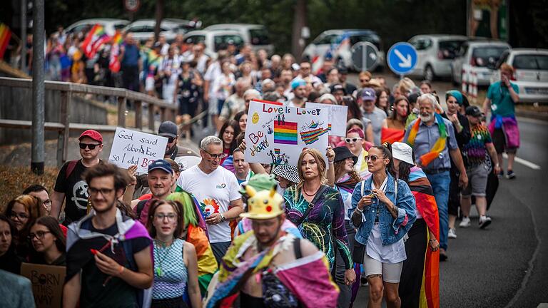 400 Menschen, so die Organisatoren, sind beim CSD in Haßfurt auf die Straße gegangen.