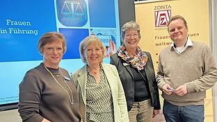 Zonta-Club-Präsidentin Klara Weigand (von links) mit Referentin Anja Kesting, der Vereinsvorsitzenden Franziska Bickel und Kanzleimanager Robert Grünewald       -  Zonta-Club-Präsidentin Klara Weigand (von links) mit Referentin Anja Kesting, der Vereinsvorsitzenden Franziska Bickel und Kanzleimanager Robert Grünewald