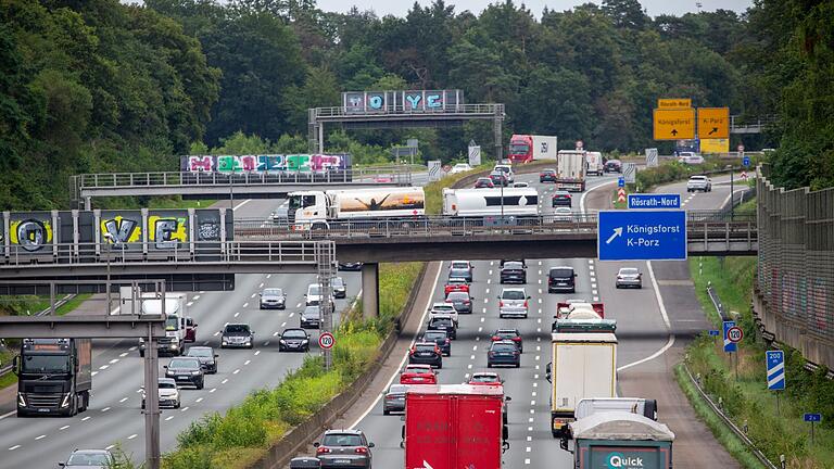 Letzter Schultag vor den Sommerferien in Nordrhein-Westfalen       -  Derzeit sind viele Autobahnen richtig voll, warnt der ADAC. (Archivbild)