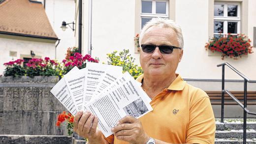 Das Neueste aus dem Dorfleben: Ex-Polizist German Schüler gestaltet einmal monatlich das Hendunger Mitteilungsblatt. Das Neueste aus dem Dorfleben: Ex-Polizist German Schüler gestaltet einmal monatlich das Hendunger Mitteilungsblatt.
