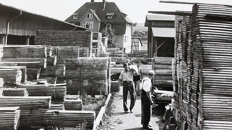 Jede Menge Holz: Der Holzplatz des Furnier- und Sägewerks in Stockheim. Im Hintergrund die Rothhauptvilla, die bereits vor einigen Jahren abgerissen wurde.