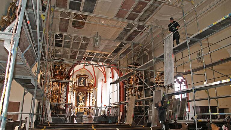 Ein dreiviertel Jahr dauerte es nach dem Brand bis zum Beginn der Renovierung der Thüngersheimer Kirche. In der vergangenen Woche wurde der Innenraum eingerüstet, um Ruß an Wänden und Decke zu beseitigen.