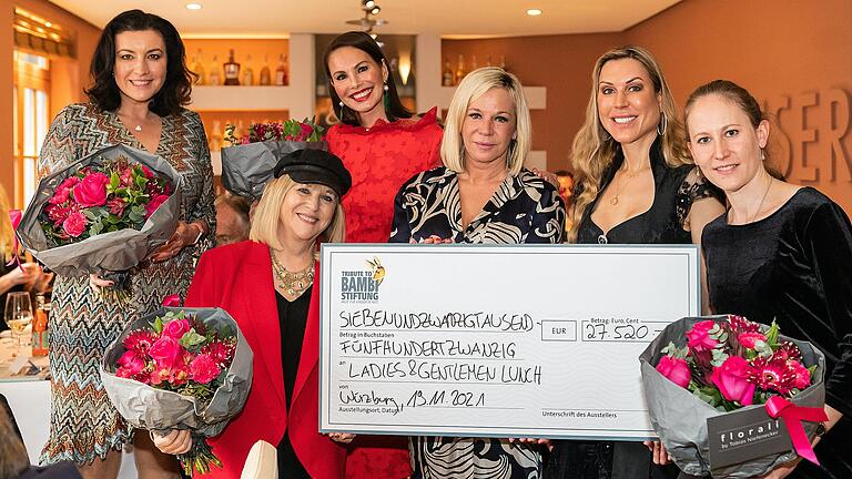 Dorothee Bär, Patricia Riekel, Dany Michalski, Birgit Fischer-Höper, Heike Kraft und Sabine Kamrath (von links) nehmen den Scheck für den Lunch zugunsten der Tribute to Bambi Stiftung in Würzburg entgegen. Der Betrag wurde später noch auf 32 000 Euro aufgerundet.