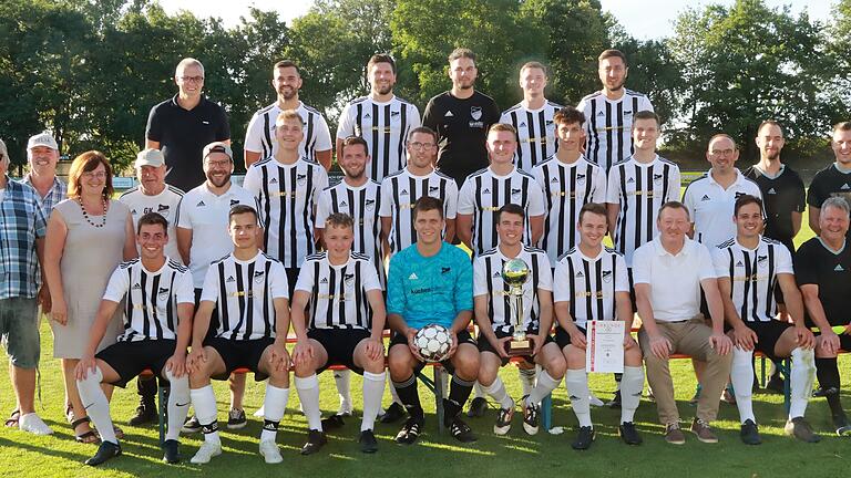 Zum elften Mal präsentierte sich der FC Hopferstadt als Fußball-Stadtmeister seinen Fans (hinten von links): Otmar Reißmann (Sportreferent), Fabian Rummel, Kevin Fiederling, Alex Pfeuffer, Moritz Dopf, Thorben Reibold sowie (mittlere Reihe) Herbert Gransitzki (Sportreferent), Ehrenvorstand Gerhard Karl, Rosa Behon (Zweite Bürgermeisterin), Gerhard Klingler (Gerhard Klinger), Timo Düll, Jakob Dietl, Philipp Kessler, Sebastian Issing, Marcel Grüb, Timo Reißmann, Christian Karl, Stefan Pohl (Sportleiter), Kevin Barthel (Schiedsrichterassistent), Manuel Meyer (Schiedsrichter) und (sitzend) Daniel Kechel, Tobias Scheckenbach, Bastian Pfeuffer, Simon Pfeuffer, Peter Häußlein, Marco Schimmer, Peter Juks (Bürgermeister), Dominik Metzger und Peter Meyer (Schiedsrichterassistent).