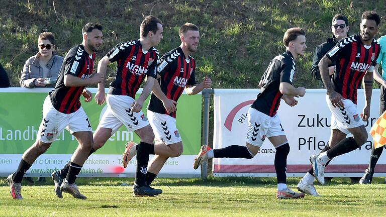 Jubel in letzter Sekunde: Durch einen Treffer von Marvin weiß (Dritter von links) in der Nachspielzeit sicherte sich der TSV Aubstadt nach einem 0:2-Rückstand gegen die SpVgg Bayreuthzumindest noch einen Punkt. Jubel in letzter Sekunde: Durch einen Treffer von Marvin weiß (Dritter von links) in der Nachspielzeit sicherte sich der TSV Aubstadt nach einem 0:2-Rückstand gegen die SpVgg Bayreuthzumindest noch einen Punkt.