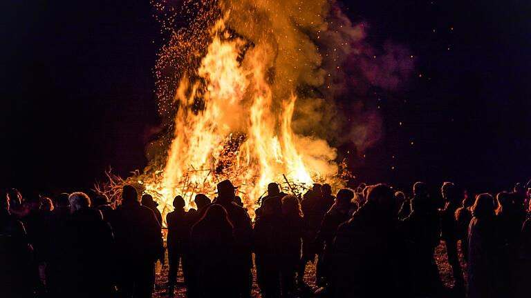 Osterfeuer in Brandenburg - Osterfeuer können gesundheitsschädlich sein. (Archivbild) Osterfeuer in Brandenburg - Osterfeuer können gesundheitsschädlich sein. (Archivbild)