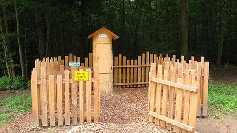 Zwar ohne Verzierung, aber eine Klotzbeute für Bienen: Diese ist am Bienen-Lehrstand am Baumwipfelpfad Steigerwald in Ebrach zu sehen. Bei der Landesgartenschau in Würzburg wird ein kunstvolleres Exemplar als künftige Bienen-Heimstatt entstehen. Zwar ohne Verzierung, aber eine Klotzbeute für Bienen: Diese ist am Bienen-Lehrstand am Baumwipfelpfad Steigerwald in Ebrach zu sehen. Bei der Landesgartenschau in Würzburg wird ein kunstvolleres Exemplar als künftige Bienen-Heimstatt entstehen.