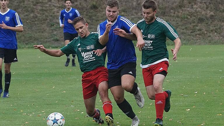 Die Tür zu machen die beiden Sylbacher Alexander Pirker (links) und Pascal Thamm. Prappachs Simon Rambacher ist in der Klemme.