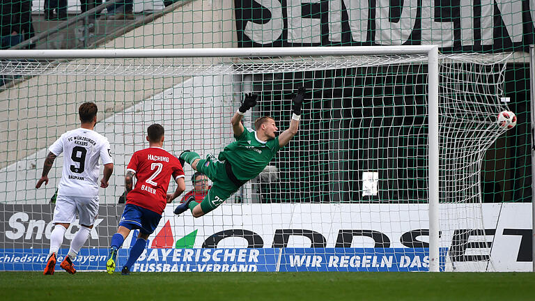 Drin das Ding: Simon Skarlatidis (nicht im Bild) überwindet per Freistoß Hachings Keeper Nico Mantl zum 1:0. Kickers-Angreifer Dominic Baumann und Maximilian Bauer schauen zu. Drin das Ding: Simon Skarlatidis (nicht im Bild) überwindet per Freistoß Hachings Keeper Nico Mantl zum 1:0. Kickers-Angreifer Dominic Baumann und Maximilian Bauer schauen zu.