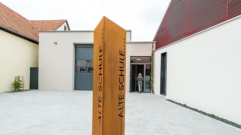 Markant: Die Metallsäule auf dem Vorplatz des Dorfgemeinschaftshauses in Altenmünser mit dem Namen 'Alte Schule' wird abends illuminiert. Markant: Die Metallsäule auf dem Vorplatz des Dorfgemeinschaftshauses in Altenmünser mit dem Namen 'Alte Schule' wird abends illuminiert.