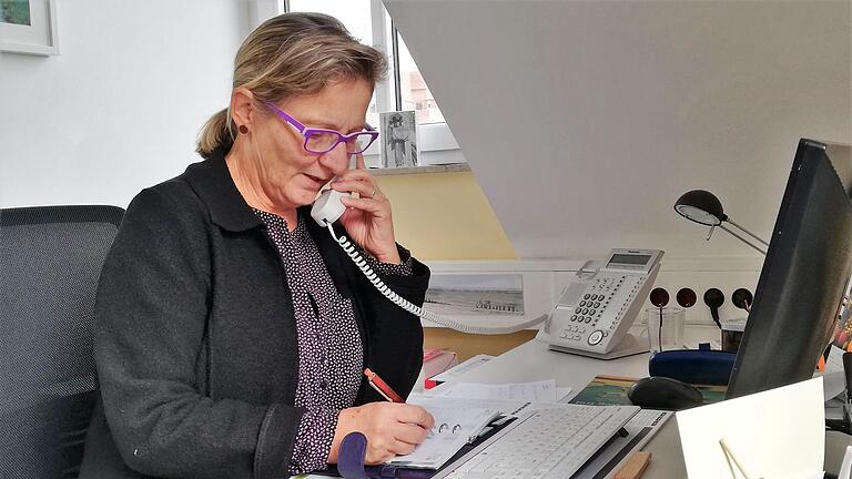 Kontaktsperre für Ursula Summa: Seit Beginn der Corona-Pandemie arbeitet die Kurseelsorgerin überwiegend am Telefon. Foto: Sigismund von Dobschütz - Kontaktsperre für Ursula Summa: Seit Beginn der Corona-Pandemie arbeitet die Kurseelsorgerin überwiegend am Telefon. Foto: Sigismund von Dobschütz Kontaktsperre für Ursula Summa: Seit Beginn der Corona-Pandemie arbeitet die Kurseelsorgerin überwiegend am Telefon. Foto: Sigismund von Dobschütz - Kontaktsperre für Ursula Summa: Seit Beginn der Corona-Pandemie arbeitet die Kurseelsorgerin überwiegend am Telefon. Foto: Sigismund von Dobschütz