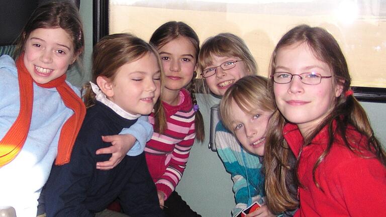 Die eigene Stimme als Haltestellen-Ansage hören konnten Kinder der Grundschule Heuchelhof 2008 bei der&nbsp; Fahrt mit der Straßenbahnlinie 5 (ganz links: Sarah Brenner, ganz rechts: Sophia Steegmüller).