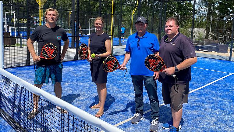 Zur Inbetriebnahme der erweiterten Padel-Anlage kam Bürgermeisterin Judith Roth-Jörg nach Rottenbauer. Mit dabei waren (von links) Betreiber Rainer Maiores, Stadtrat Rainer Schott und TSV-Vorstandsmitglied Matthias Schneider. Zur Inbetriebnahme der erweiterten Padel-Anlage kam Bürgermeisterin Judith Roth-Jörg nach Rottenbauer. Mit dabei waren (von links) Betreiber Rainer Maiores, Stadtrat Rainer Schott und TSV-Vorstandsmitglied Matthias Schneider.