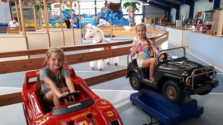 In Gerolzhofen und in Hambach gibt es Indoorspielplätze. Dort lässt sich auch bei dem schlimmsten Nieselregen-Winterwetter ein Tag actionreich verbringen. In Gerolzhofen und in Hambach gibt es Indoorspielplätze. Dort lässt sich auch bei dem schlimmsten Nieselregen-Winterwetter ein Tag actionreich verbringen.