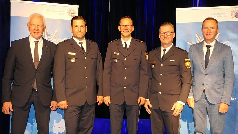 Stadt und Landkreis feiern den Wechsel bei der Polizei mit (von links) Bürgermeister Günther Werner, , Daniel Müller, Holger Baumbach, Detlef Hauck und stellvertretender Landrat Michael Ziegler. Stadt und Landkreis feiern den Wechsel bei der Polizei mit (von links) Bürgermeister Günther Werner, , Daniel Müller, Holger Baumbach, Detlef Hauck und stellvertretender Landrat Michael Ziegler.