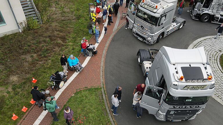 Anstehen für die Mitfahrt im LKW oder Polizeiauto an der Haltestelle des Truckerfestes auf dem Gelände des Blindeninstituts.