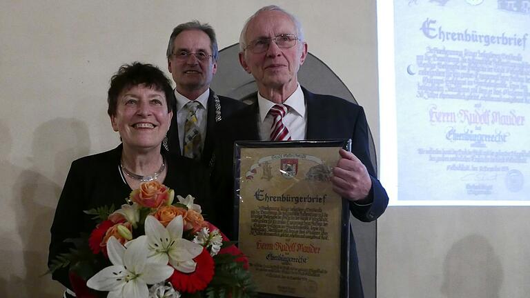 Für seinen jahrzehntelangen Einsatz für das Salzhaus wurde Museumsleiter Rudolf Mauder 2014 mit der Ehrenbürgerwürde der Stadt Mellrichstadt bedacht. Mit im Bild Ehefrau Heidrun Mauder und Altbürgermeister Eberhard Streit (im Hintergrund). Für seinen jahrzehntelangen Einsatz für das Salzhaus wurde Museumsleiter Rudolf Mauder 2014 mit der Ehrenbürgerwürde der Stadt Mellrichstadt bedacht. Mit im Bild Ehefrau Heidrun Mauder und Altbürgermeister Eberhard Streit (im Hintergrund).