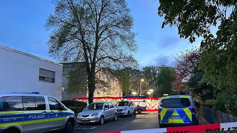 Zwei Menschen durch Schüsse in Hessen ums Leben gekommen       -  Der mutmaßliche Tatort wurde weiträumig abgesperrt.