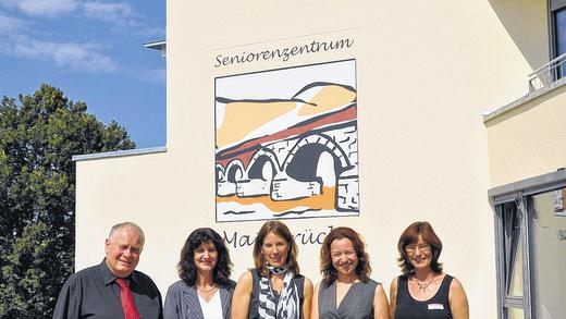 Vom Bauherren zum Betreiber: (von links) stellvertretender Landrat Manfred Goldkuhle, Bürgermeisterin Helga Schmidt-Neder, Sonja Steffen (Prokuristin der Procon Real Estate GmbH), Carmen Rupp (operative Leiterin der Procon Seniorenzentren gGmbH) und Pflegedienstleiterin Kerstin Koßner bei der Schlüsselübergabe. Vom Bauherren zum Betreiber: (von links) stellvertretender Landrat Manfred Goldkuhle, Bürgermeisterin Helga Schmidt-Neder, Sonja Steffen (Prokuristin der Procon Real Estate GmbH), Carmen Rupp (operative Leiterin der Procon Seniorenzentren gGmbH) und Pflegedienstleiterin Kerstin Koßner bei der Schlüsselübergabe.