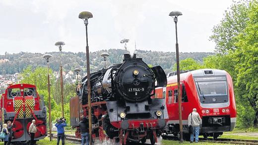 Auf dem Dampfross: Die meisten Gäste nutzten die Gelegenheit zur Mitfahrt im Führerstand der „41er“-Güterzuglokomotive. Auf dem Dampfross: Die meisten Gäste nutzten die Gelegenheit zur Mitfahrt im Führerstand der „41er“-Güterzuglokomotive.