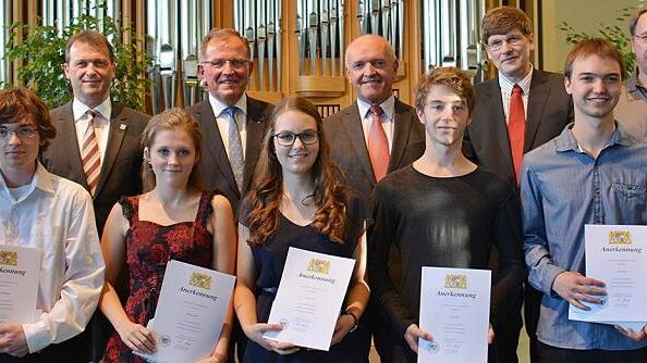 &bdquo;Mit Auszeichnung&ldquo; bestanden: Bei der Abschlussfeier der Berufsfachschule für Musik in Bad Königshofen erhielten einige Absolventen besondere Urkunden. Im Bild (vorne, von links) Lena Samel, Leonard Hölldampf, Hannah Dembny, Mona Frank, David Tafler, Simon Krapf und Lukas Kuhn. Dahinter (von links) Schuleiter Ernst Oestreicher, Bürgermeister Thomas Helbling, Bezirkstagspräsident Erwin Dotzel, Landrat Thomas Habermann, Prüfungsvorsitzender Theodor Nüßlein und der Vorsitzende des Fördervereins &bdquo;Sostenuto&ldquo;, Mathias Irtel von Brenndorff.FOTO: Hanns Friedrich