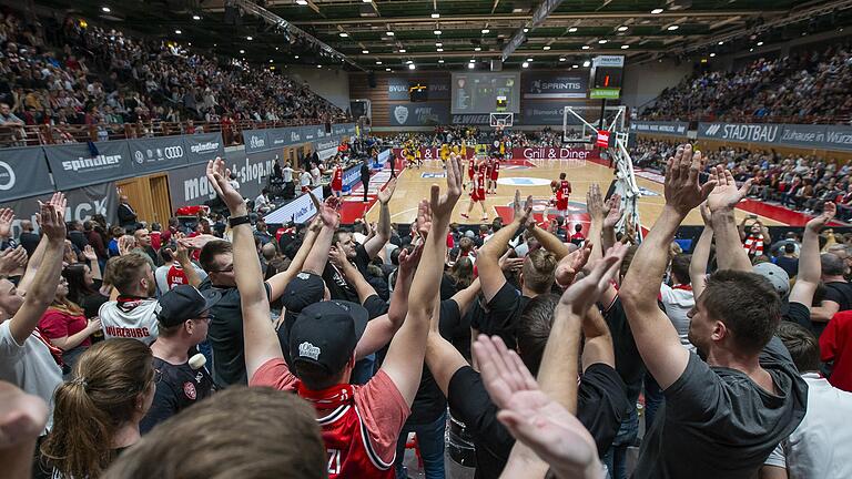 Die vollbesetzte s.Oliver Arena bei einem Heimspiel der Würzburger Bundesliga-Basketballer. Solche Bilder sollen bald wieder möglich sein.