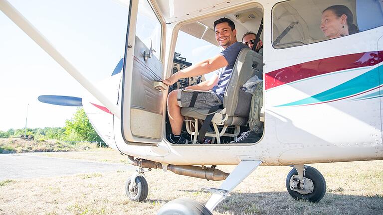 Die Cessna startet auf der vergilbten Graspiste des Flugplatzes Schweinfurt-Süd.