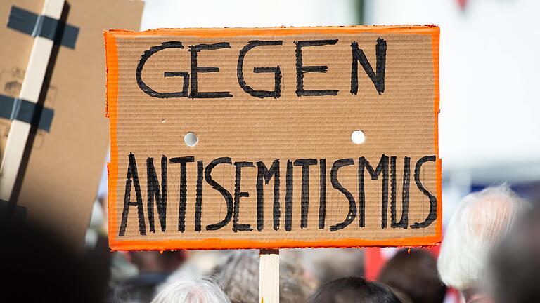 Die Zahl dokumentierter judenfeindlicher Vorfälle im Jahr 2022 ist in Unterfranken erneut stark angestiegen. Die Täter kommen laut der Dokumentationsstelle Rias-Bayern längst aus allen Teilen der Gesellschaft. Die Zahl dokumentierter judenfeindlicher Vorfälle im Jahr 2022 ist in Unterfranken erneut stark angestiegen. Die Täter kommen laut der Dokumentationsstelle Rias-Bayern längst aus allen Teilen der Gesellschaft.