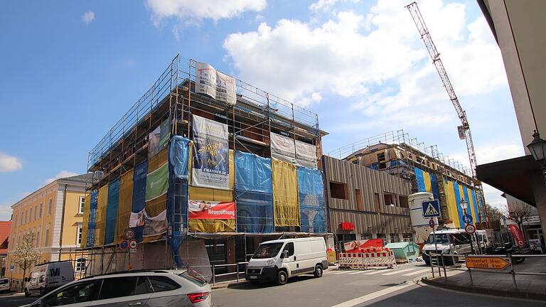 Das alte Kaufhaus Storg am Stadtgraben in Kitzingen wird zu einem Wohn- und Geschäftshaus mit 31 Appartements und drei Gewerbeeinheiten umgebaut. Das alte Kaufhaus Storg am Stadtgraben in Kitzingen wird zu einem Wohn- und Geschäftshaus mit 31 Appartements und drei Gewerbeeinheiten umgebaut.