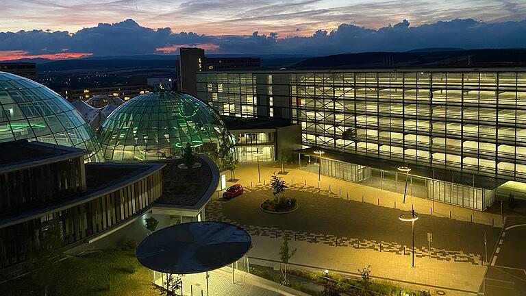 Die Rhön-Klinikum AG äußert sich nicht zu Zahlen der einzelnen Klinikstandorte und damit auch nicht zu Zahlen für den Campus Bad Neustadt. Die Rhön-Klinikum AG äußert sich nicht zu Zahlen der einzelnen Klinikstandorte und damit auch nicht zu Zahlen für den Campus Bad Neustadt.