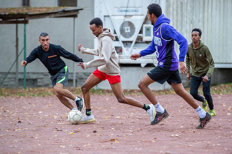 Riad (mit roten Shorts) ist der Fußballstar im Anker. Der 20-jährige Somalier ist vor dem Bürgerkrieg geflüchtet. Er trommelt jeden Tag eine Mannschaft zum Kicken zusammen. Riad (mit roten Shorts) ist der Fußballstar im Anker. Der 20-jährige Somalier ist vor dem Bürgerkrieg geflüchtet. Er trommelt jeden Tag eine Mannschaft zum Kicken zusammen.