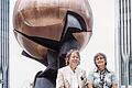 _Fritz Koenig und seine Frau Maria 1972 am Platz des World Trade Centers in New York vor 'Große Kugelkaryatide N.Y.'