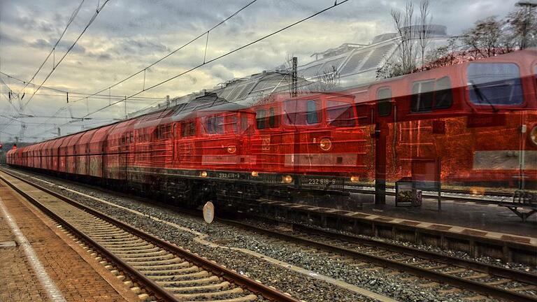 Ein Zug auf der Durchfahrt im Iphöfer Bahnhof. Dieses Bild entstand durch Mehrfachbelichtung. Dabei wird der Bildsensor mehrfach belichtet, bevor er ausgelesen wird. Ein Zug auf der Durchfahrt im Iphöfer Bahnhof. Dieses Bild entstand durch Mehrfachbelichtung. Dabei wird der Bildsensor mehrfach belichtet, bevor er ausgelesen wird.