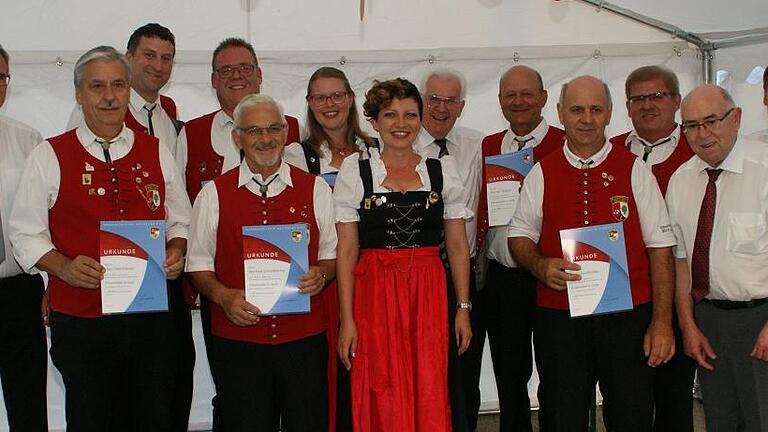 Mindestens seit 30 Jahren sind diese Frauen und Männer aktive Musiker in Kirchaich – Hans Steinhäuser (2. von links) spielt sogar schon seit 50 Jahren mit. Mindestens seit 30 Jahren sind diese Frauen und Männer aktive Musiker in Kirchaich – Hans Steinhäuser (2. von links) spielt sogar schon seit 50 Jahren mit.