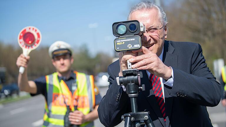 Bayerns Innenminister Joachim Herrmann (CSU), steht bei einer Kontrollstelle beim Blitzmarathon hinter einem Geschwindigkeitsmessgerät (Symbolbild). Am Dienstag, 24. März, wird beim Blitzmarathon auch in Rhön-Grabfeld verstärkt auf die Geschwindigkeit der Fahrzeuge geachtet. Bayerns Innenminister Joachim Herrmann (CSU), steht bei einer Kontrollstelle beim Blitzmarathon hinter einem Geschwindigkeitsmessgerät (Symbolbild). Am Dienstag, 24. März, wird beim Blitzmarathon auch in Rhön-Grabfeld verstärkt auf die Geschwindigkeit der Fahrzeuge geachtet.
