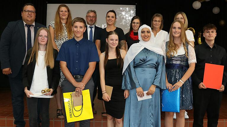 Als Schulbeste wurden (vorne, von links) Johanna Pendic, Tim Schüler, Vanessa Jochum, Mariam Alloush, Alea Eiring und David Geiling ausgezeichnet. Das Bild zeigt sie mit Bürgermeister Alexander Bergmann (hinten links) sowie Vertreterinnen und Vertretern der Firmen, die die Preise stifteten.