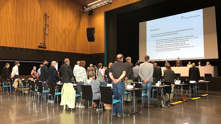 Laut Landrätin eine 'historische Sitzung' in der Stadthalle in Lohr: Die Mehrheit des Kreistags ist einverstanden mit der Fördersumme für den Neubau des Zentralklinikums. Abgestimmt wurde nicht per Handzeichen, sondern durchs Aufstehen.&nbsp;