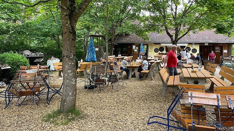 Im Biergarten auf dem Zeilberg wird das&nbsp; 'Zeilberger Bier' der Brauerei Raab aus Hofheim ausgeschenkt.&nbsp;