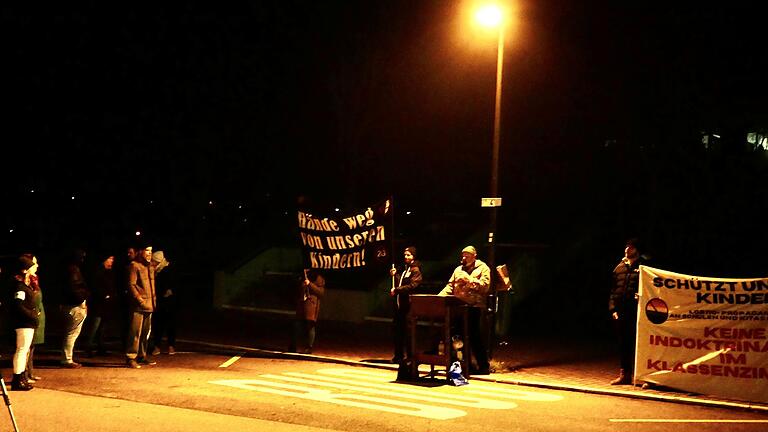 Vor dem Eberner Gymnasium gab es im November eine Demo gegen queere Themen im Unterricht. Nun musste sich der Wortführer vor Gericht verantworten.