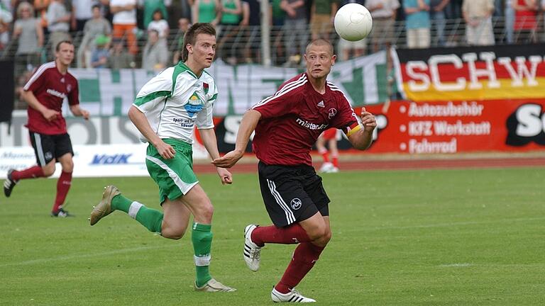 Ein Bild von seinen Anfängen bei den Aktiven: Auf diesem Foto von 2008 verfolgt Vladimir Slintchenko im Trikot des FC 05 Schweinfurt den Ball und den heutigen Hoffenheimer Co-Trainer Michael Kammermeyer (rechts), der damals für den 1. FC Nürnberg II in der Bayernliga aktiv war.&nbsp;