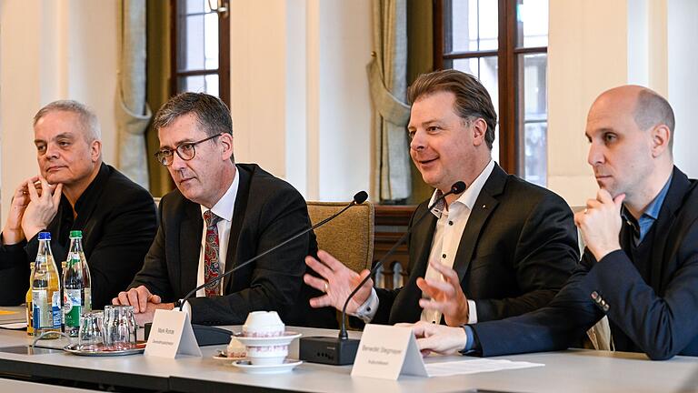 Das ist der Neue: Beim Pressegespräch mit Dirk Terwey, Käufmännischer Direktor des Mainfranken Theaters Würzburg, OB Christian Schuchardt (v.li.) und Kulturreferent Benedikt Stegmayer (re.) stellte sich der künftige Generalmusikdirektor Mark Rohde vor. Das ist der Neue: Beim Pressegespräch mit Dirk Terwey, Käufmännischer Direktor des Mainfranken Theaters Würzburg, OB Christian Schuchardt (v.li.) und Kulturreferent Benedikt Stegmayer (re.) stellte sich der künftige Generalmusikdirektor Mark Rohde vor.