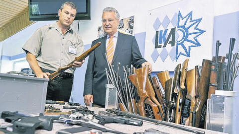 Waffentechniker Mario Altmann (links) zerlegt im Landeskriminalamt in München im Beisein des bayerischen Innenministers Joachim Herrmann (CSU) ein Gewehr. Herrmann hat an die Bürger appelliert, illegale Waffen bei der Polizei oder den Kreisverwaltungsbehörden abzugeben.