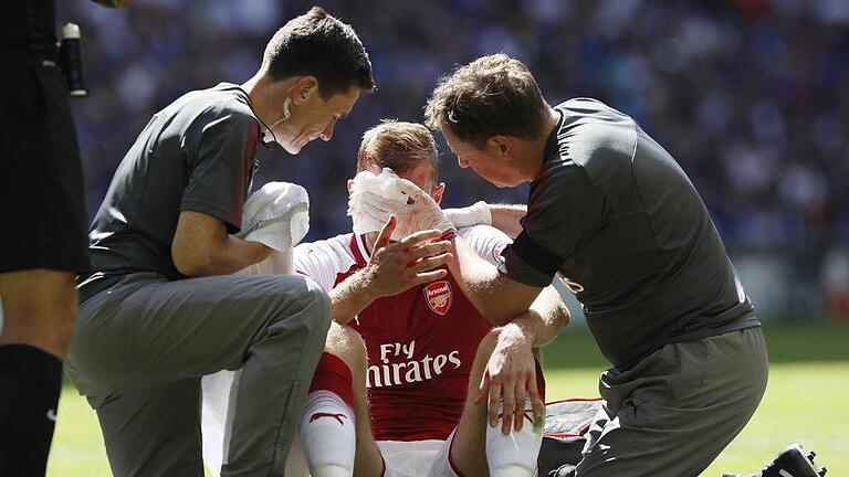 FA Community Shield       -  Arsenals Per Mertesacker musste nach einem Ellenbogenschlag ausgewechselt werden.