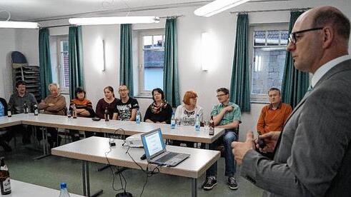 Bürgermeister Thomas Stadelmann sprach bei der Bürgerversammlung in Sechsthal unter anderem über den Breitbandausbau. Bürgermeister Thomas Stadelmann sprach bei der Bürgerversammlung in Sechsthal unter anderem über den Breitbandausbau.